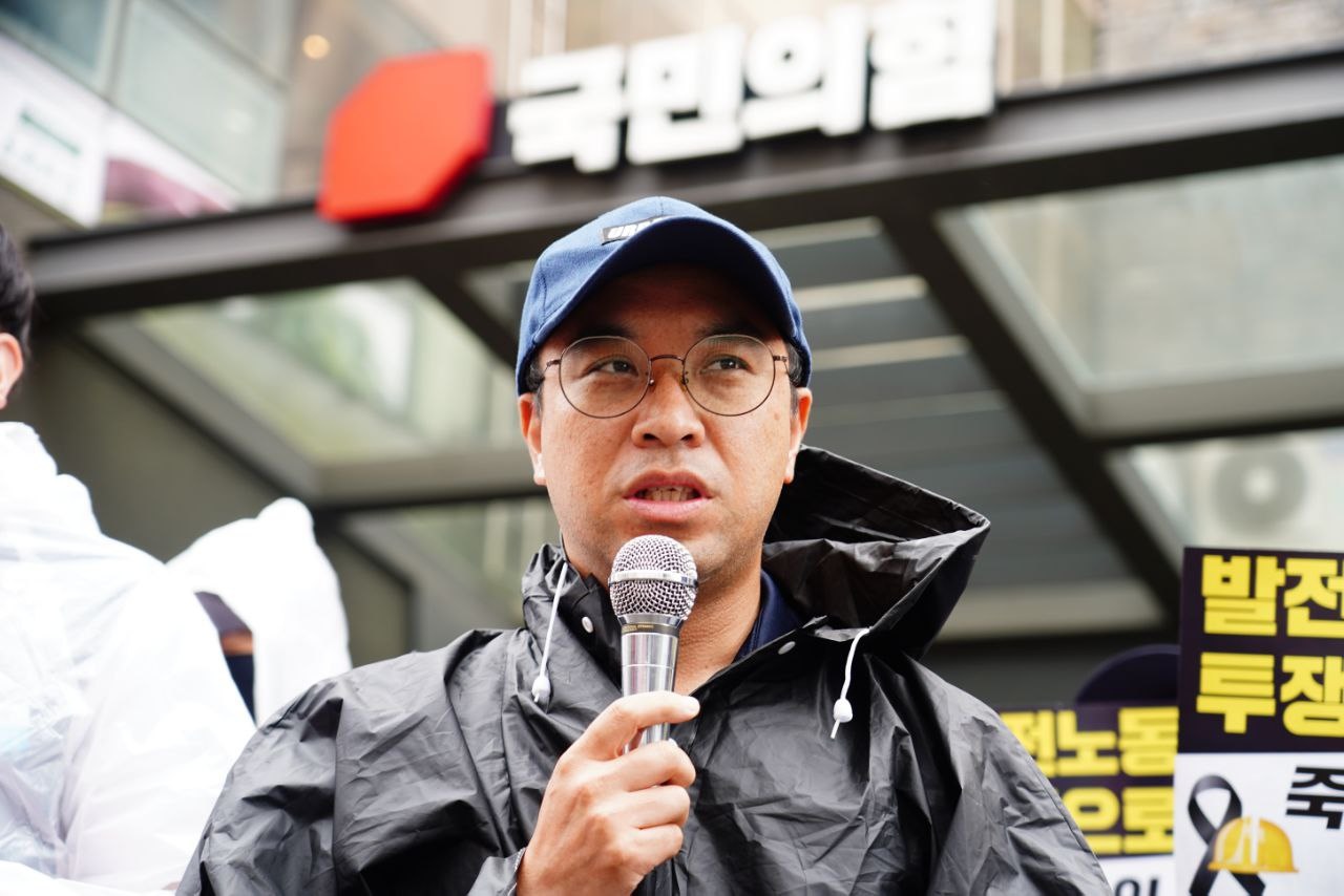 “밥 한번 먹자는 말을 미뤘습니다”