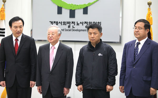 지난 5월 10일 한국노총은 노사정 회담을 제안하고 타임오프 한도에 사업장 특성 반영, 상급단체에 파견 전임자 지원여부를 논의하자고 했다. 왼쪽부터 임태희 노동부장관, 손경식 대한상의 회장, 장석춘 한국노총 위원장, 김영배 한국경총 부회장.